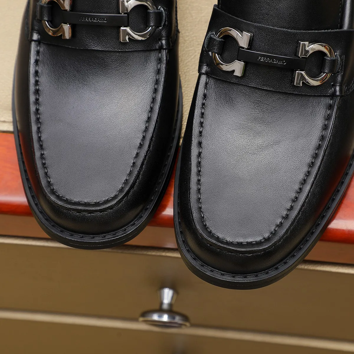 Men's shoes 💰460 🔥 Ferragamo new men's casual slip-on shoes 🇨🇳 Official website original 1:1 mold, original quality 💯 fine workmanship, high-end luxury ☘ The upper is made of imported Italian first-layer cowhide 🌴 Luxurious water dyeing 🐂 Leather lining 🍓 Rubber wear-resistant and non-slip outsole, breathable and comfortable to wear 🍍 The first choice for high-taste men, color optional! Code number 38-44 (45.46. Customized)